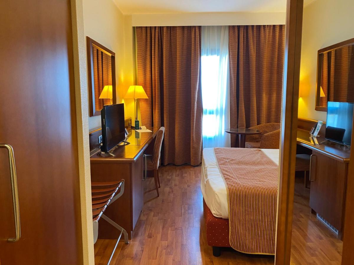 Holiday Inn Cagliari By Ihg Exterior photo
